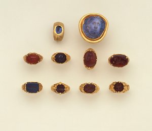 Ein römischer Gold- und Chalcedon-Intaglioring, ein großer römischer blau-grauer Chalcedon-Medusakopf-Kamee und eine Auswahl an Ringen, zwei Ringe im Seldschuken-Stil von Roman Roman