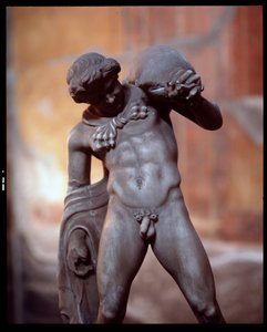 Ein Satyr mit einem Weinschlauch. Skulptur im Casa dei Cervi, 5. Jahrhundert v. Chr. - 1. Jahrhundert n. Chr. von Roman Roman