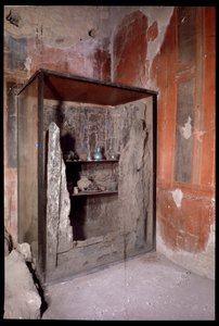 Verkohlter Kleiderschrank, Casa a Graticcio, 5. Jahrhundert v. Chr. - 1. Jahrhundert n. Chr. von Roman Roman