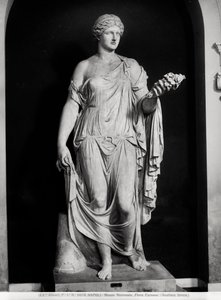 Weibliche Statue namens Flora Farnese, 2.-3. Jahrhundert n. Chr.