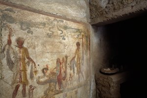Fresko, das Lararium nahe dem Eingang zur Küche darstellt, Haus des Caius Julius Polybius, Pompeji (UNESCO-Welterbeliste)