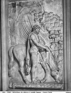 Kaiserliche Platte mit Reliefdarstellung von Bellerophon, der das geflügelte Pferd Pegasus an einer Quelle tränkt, Corridoio dei Bassorilievi des Palazzo Spada, Rom von Roman Roman