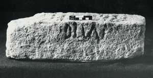 Beschrifteter Zenturienstein von Roman Roman