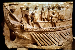 Niedriges römisches Relief, das eine Bireme darstellt. Ein Krokodil ist unter dem Bug zu sehen. Vatikan, Città del Vaticano, Monumente, Museen und päpstliche Galerien. von Roman Roman