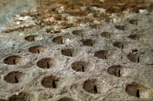 Modell, das die Belagerung und die Schlacht von Alesia im September 52 v. Chr. durch Julius Caesar zeigt, die zur Niederlage von Vercingetorix führte. Detail des Verteidigungssystems, das von Caesar gebaut wurde, der „Wolfsgule“