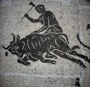 Mosaik, das eine Szene der Stierschlachtung darstellt und in Ostia (bei Rom) gefunden wurde. Derzeit im ehemaligen Feuerwehrhaus von Ostia aufbewahrt. von Roman Roman