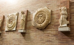 Plaketten an der Wand in der Haupthalle