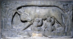Relief in Kalkstein von Lupercal: Wolf mit Romulus und Remus, Museum von Avenches. von Roman Roman