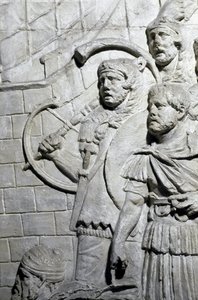 Römische Kunst: Römische Krieger während des ersten Krieges in Dakien. Abguss von 1862, der die Basreliefs der Trajanssäule (Colonna Traiana) in Rom reproduziert, erbaut während der Herrschaft von Kaiser Trajan (53-117). Die Trajanssäule erinnert an die von Roman Roman