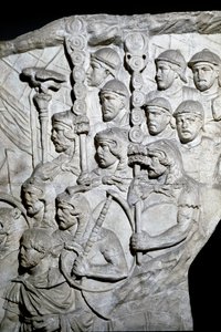Römische Kunst: Krieger, die Vexillum (römische Banner) tragen. Abguss von 1862, der die Basreliefs der Trajanssäule in Rom reproduziert, erbaut während der Herrschaft von Kaiser Trajan (53-117). Die Trajanssäule erinnert an den Sieg