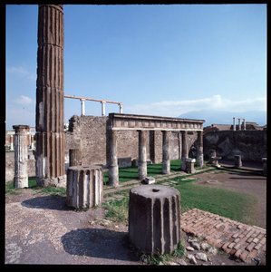 Römische Kunst: Blick auf den Tempel des Apollo auf der archäologischen Stätte von Pompeji (4. Jahrhundert v. Chr. - 2. Jahrhundert v. Chr.), Italien von Roman Roman
