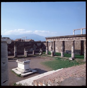 Römische Kunst: Ansicht des Tempels des Apollo auf der archäologischen Stätte von Pompeji (4. Jahrhundert v. Chr. - 2. Jahrhundert v. Chr.) Italien von Roman Roman