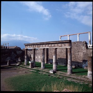 Römische Kunst: Ansicht des Tempels des Apollo auf der archäologischen Stätte von Pompeji (4. Jahrhundert v. Chr. - 2. Jahrhundert v. Chr.), Italien von Roman Roman