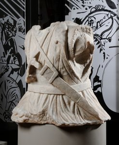 Skulptierter Torso eines Kavalleristen (Marmor) von Roman Roman