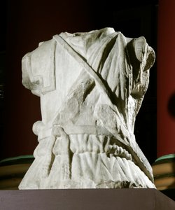 Skulptierter Torso eines Kavalleristen