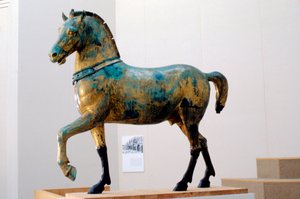 Statue eines der vier Triumphquadriga-Pferde von San Marco (Bronze) von Roman Roman