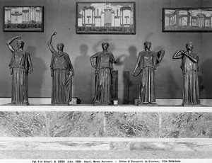 Statuen von Tänzern. Ausgestellt aus einer Vorstadtvilla von Herculaneum