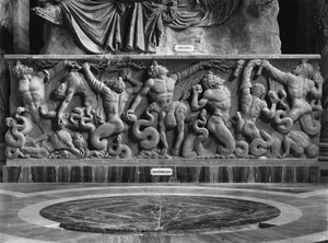 Die Giganten, Detail eines Reliefs, das Ariane und eine Gigantomachie darstellt (Marmor) von Roman Roman