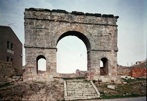 Der Triumphbogen, 2.-3. Jahrhundert (Foto) von Roman Roman
