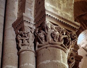 Geschnitztes Kapitell des Kirchenschiffs