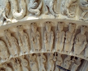Detail der Skulpturen des Südportals von Romanesque