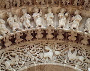 Detail der Skulpturen des Südportals von Romanesque