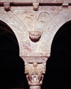 Detail des Lammes Gottes und Symbol des Evangelisten Lukas, geschnitzt auf der Tribüne des Priorats