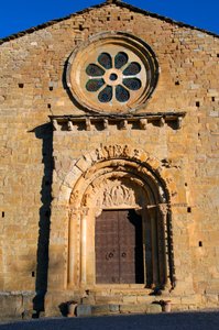 Fassade der Kirche Santa Maria de Covet, Isona, Spanien
