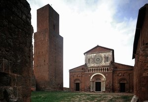 Fassade und Glockenturm der Kirche St. Peter (San Pietro), erbaut um 1250 und restauriert 1870, Tuscania, Italien von Romanesque