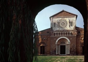 Fassade der Kirche San Pietro, erbaut um 1250 und restauriert 1870, Tuscania, Italien von Romanesque