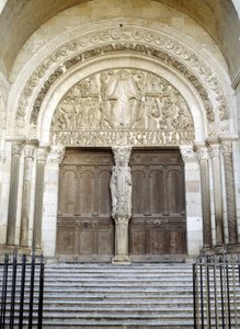 Portal der Kathedrale Saint Lazarus (das skulptierte Tympanon illustriert das Jüngste Gericht). Autun
