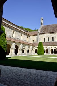 Romanische Architektur: Blick auf den Kreuzgang und die Gebäude der Zisterzienserabtei von Fontenay, Burgund von Romanesque