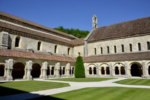 Romanische Architektur: Blick auf den Kreuzgang und die Gebäude der Zisterzienserabtei von Fontenay, Burgund von Romanesque
