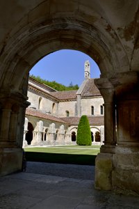 Romanische Architektur: Ansicht des Kreuzgangs und der Gebäude der Zisterzienserabtei von Fontenay, Burgund von Romanesque