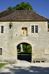 Romanische Architektur: Blick auf den Eingang zur Zisterzienserabtei von Fontenay, Burgund
