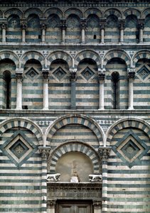 Romanische Kunst: Detail der polychromen Fassade