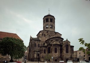 Romanische Kunst: Ansicht der Benediktinerabtei Saint Austremoine d