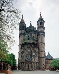 Romanische Kunst: Ansicht der Apsis der St. Peter