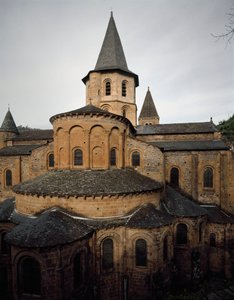 Romanische Kunst: Ansicht der Kirche der Abtei Sainte Foy (Sainte-Foy) von Conques