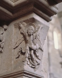 Südportal: ein Engel bringt die frohe Botschaft (Engel mit einem Olifanten) (Skulptur)