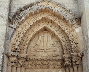 Die Kreuzigung des hl. Petrus, falsches Portal der Kirche von Romanesque