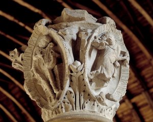 Töne des gregorianischen Gesangs: der dritte (Leidenschaft und Auferstehung Christi) und Tintinrektion Christi (rechts), Kapitell des Chors (Skulptur)
