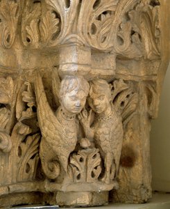 Dekor mit Sirenen und Vögeln nach dem Modell der Kirche Saint Loup de Naud
