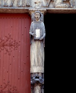 Ansicht einer Skulptur am zentralen Pfeiler des Zentralportals (1140-1200) von Romanesque
