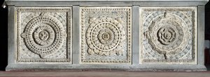 Ansicht des Altars aus Marmorplatten