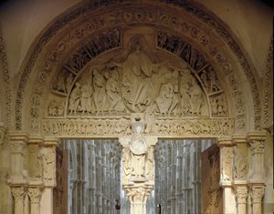 Ansicht des zentralen Tympanons, das die Mission der Apostel darstellt. Basilika Santa Maria Magdalena (Sainte Marie Madeleine, 1096-1106), Vezelay, Yonne von Romanesque