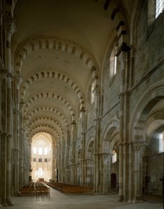Ansicht des Mittelschiffs der Basilika Santa Maria Magdalena von Romanesque
