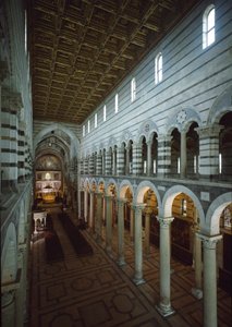 Blick auf das Mittelschiff der Kathedrale (Duomo di Santa Maria Assunta di Pisa) 11.-12. Jahrhundert, Pisa (Foto) von Romanesque
