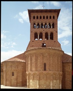 Ansicht der Kirche mit Glockenturm