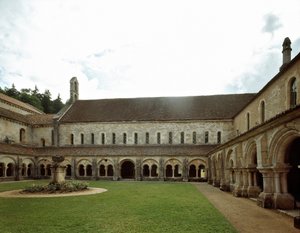 Ansicht des Kreuzgangs der im 12. Jahrhundert gegründeten Zisterzienserabtei von Romanesque